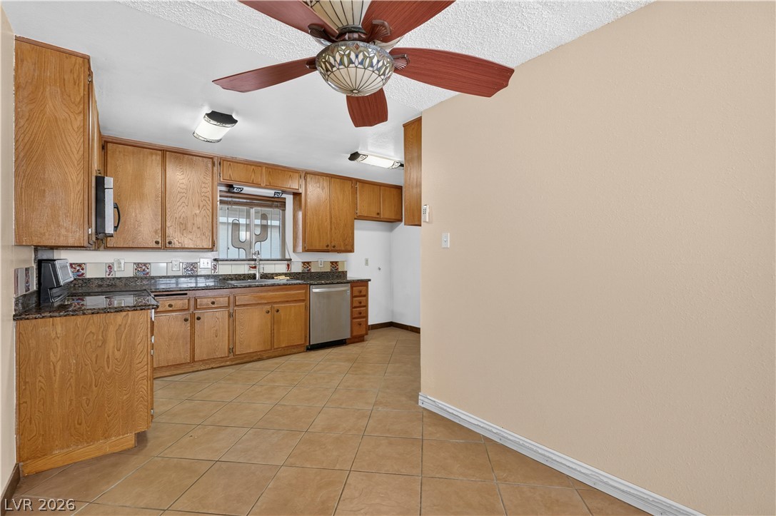 Photo 11 of 28, 185 Pecos Way #6