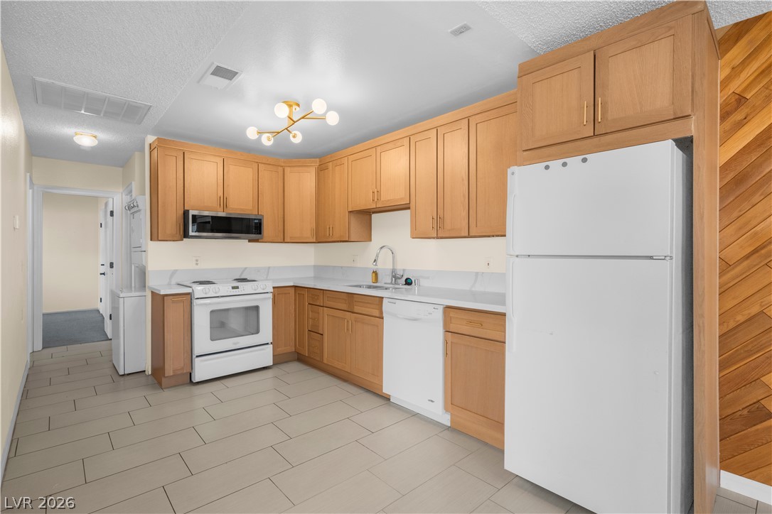 Photo 12 of 30, 4734 Roberta Street #4