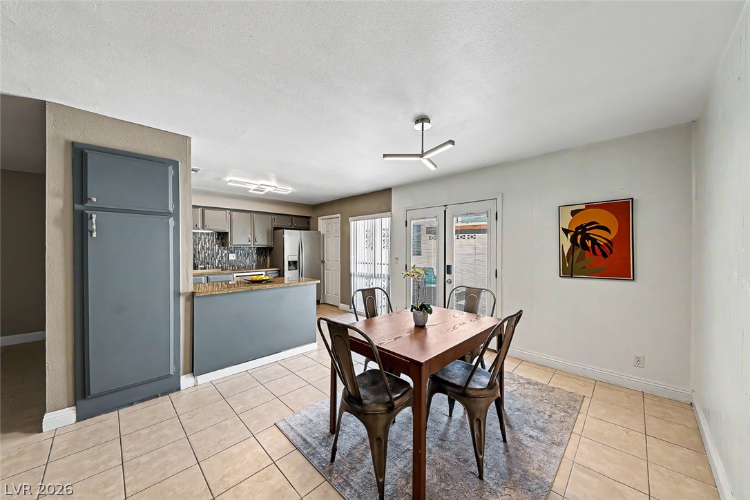 Photo 7 of 43, 572 Willow Green Drive