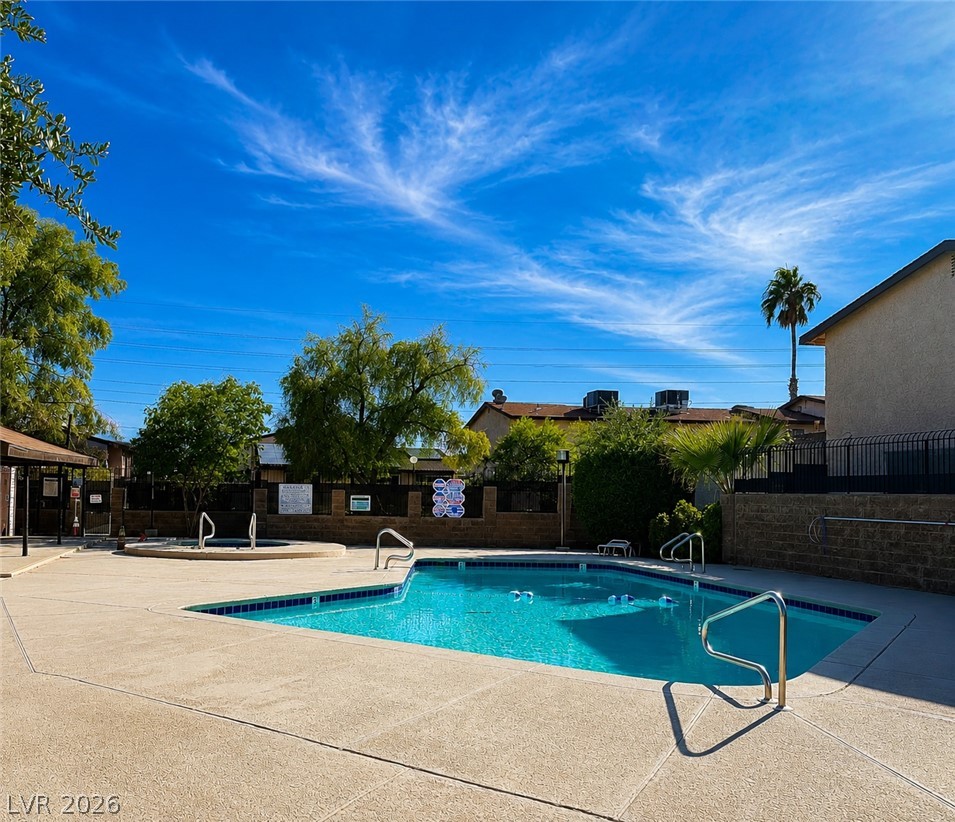 Photo 13 of 19, 4338 Caliente Street #12