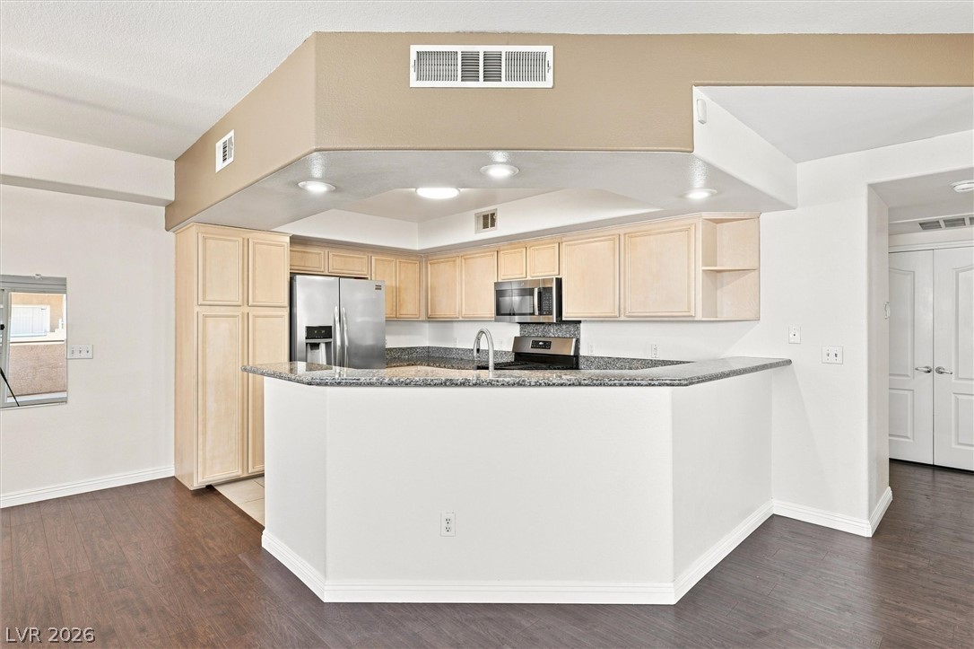Photo 9 of 28, 6913 Cobre Azul Avenue #201