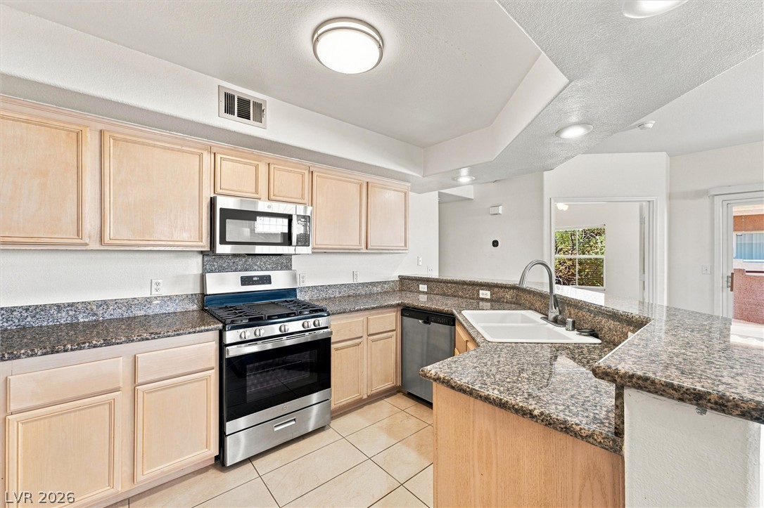 Photo 10 of 28, 6913 Cobre Azul Avenue #201