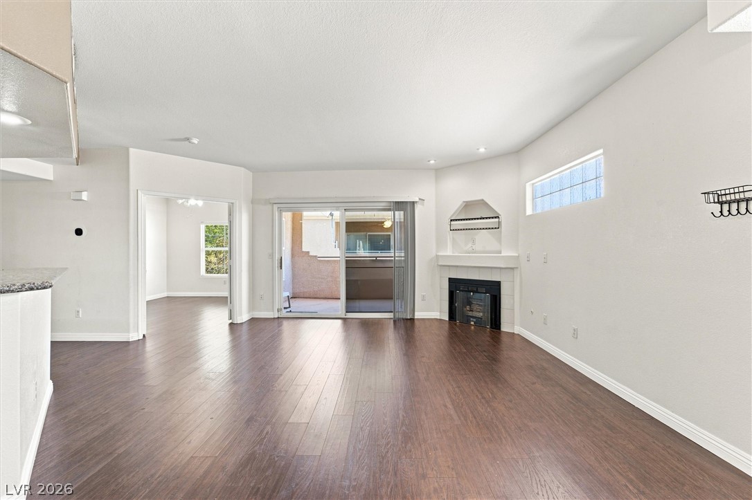 Photo 6 of 28, 6913 Cobre Azul Avenue #201
