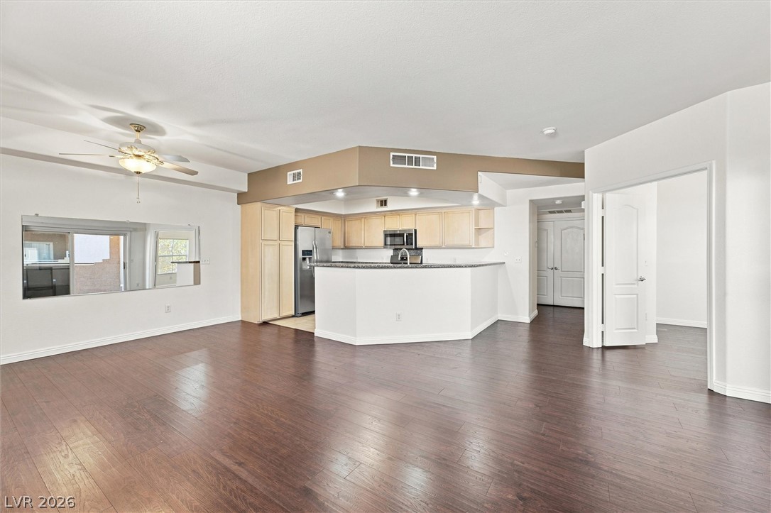 Photo 7 of 28, 6913 Cobre Azul Avenue #201