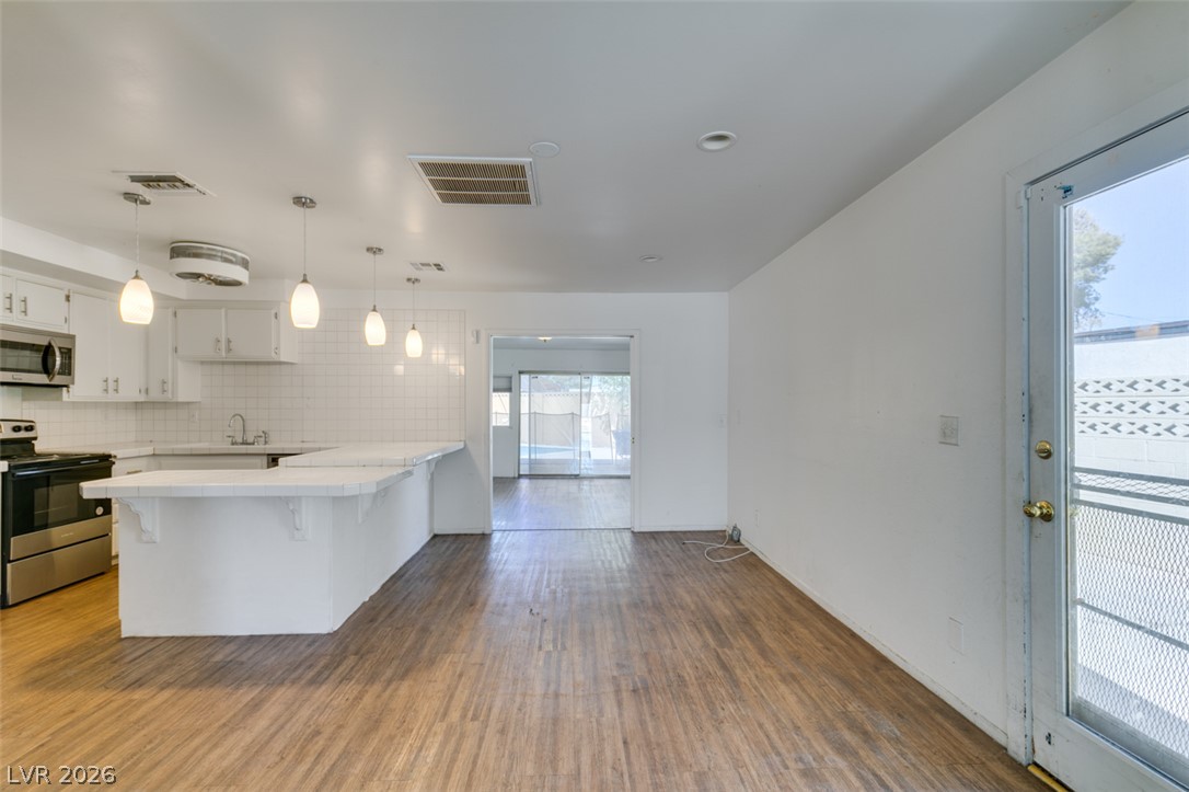 Photo 8 of 22, 409 Estella Avenue