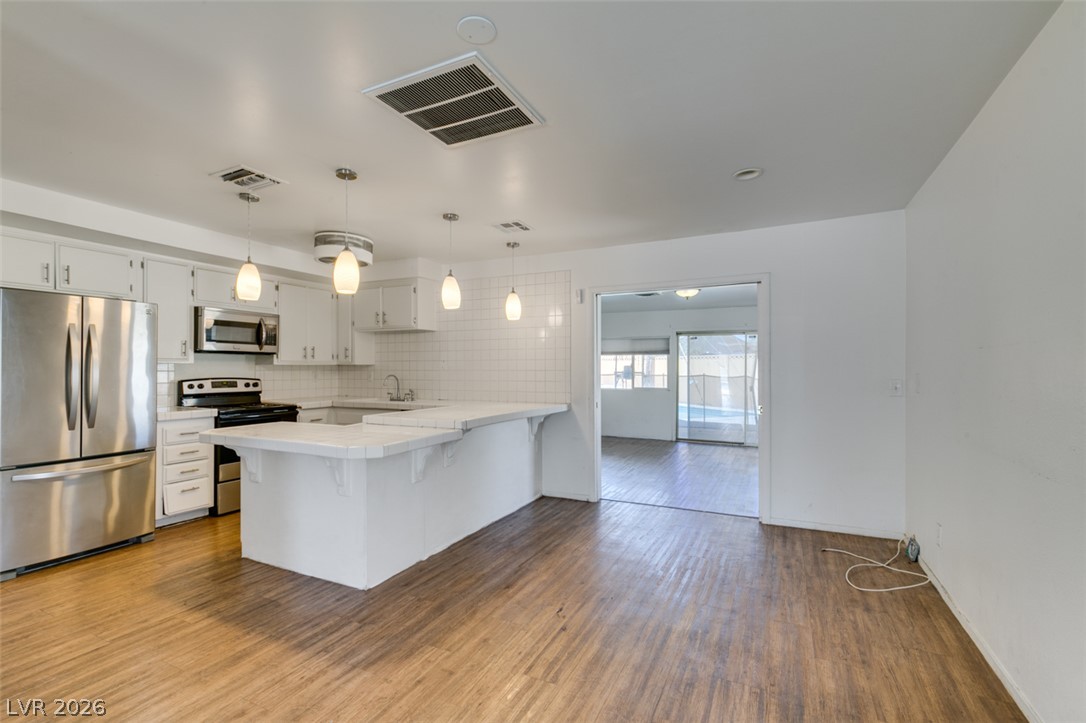 Photo 9 of 22, 409 Estella Avenue