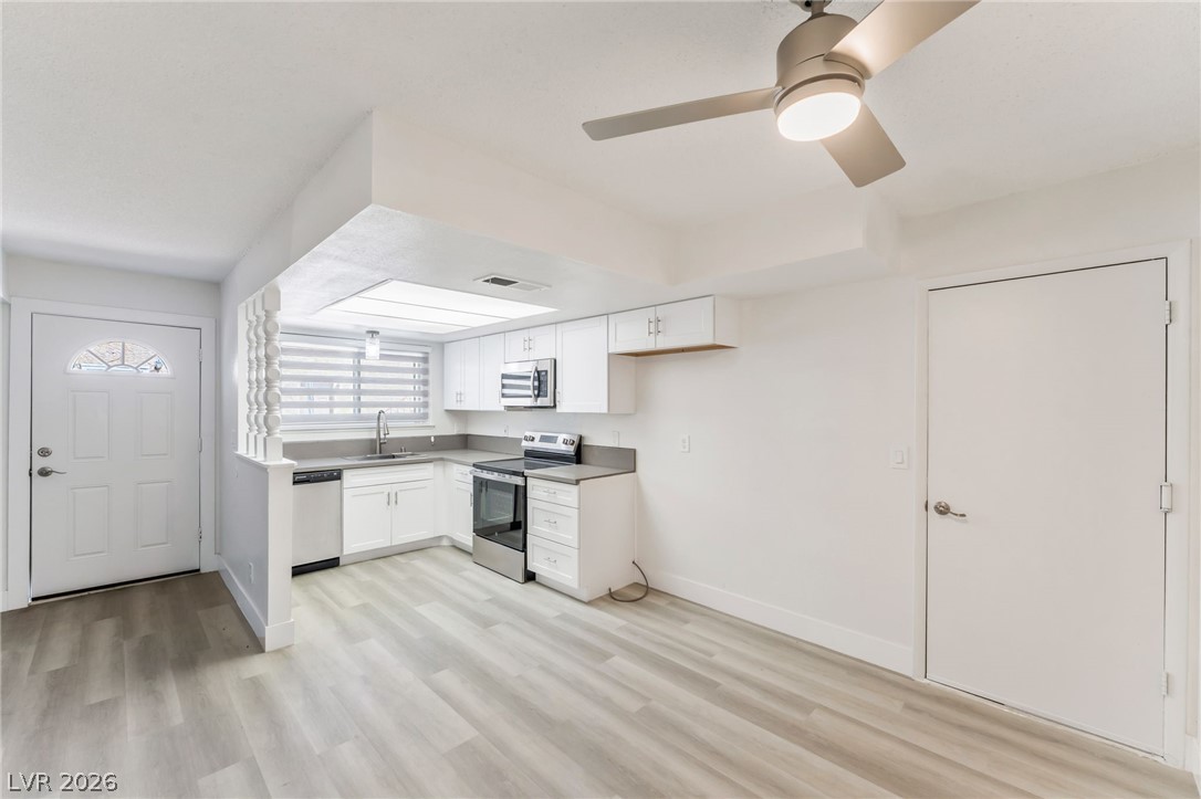 Photo 15 of 31, 579 Roxella Lane #B