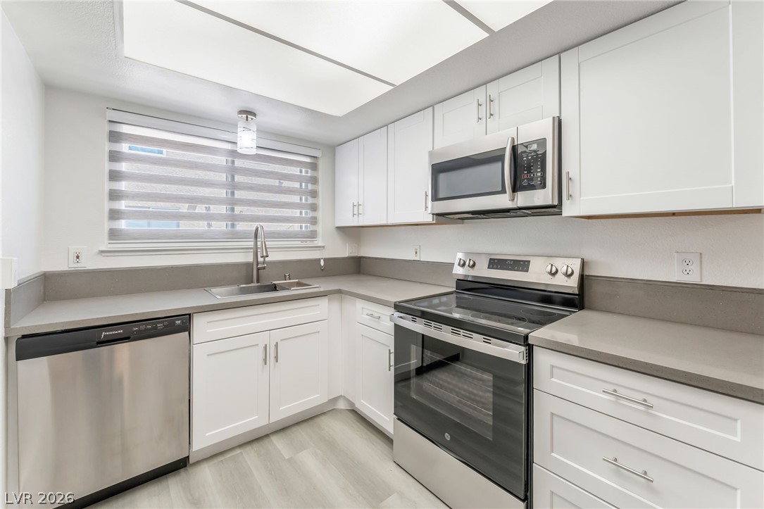 Photo 16 of 31, 579 Roxella Lane #B