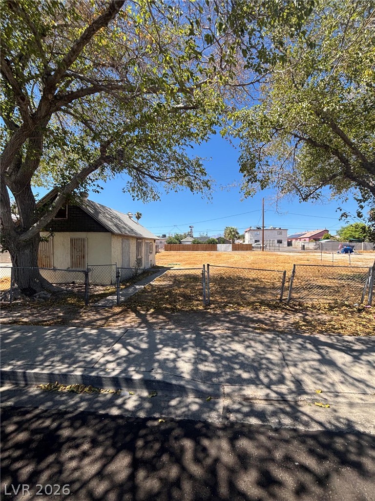 Photo 3 of 1821 Hoover Street