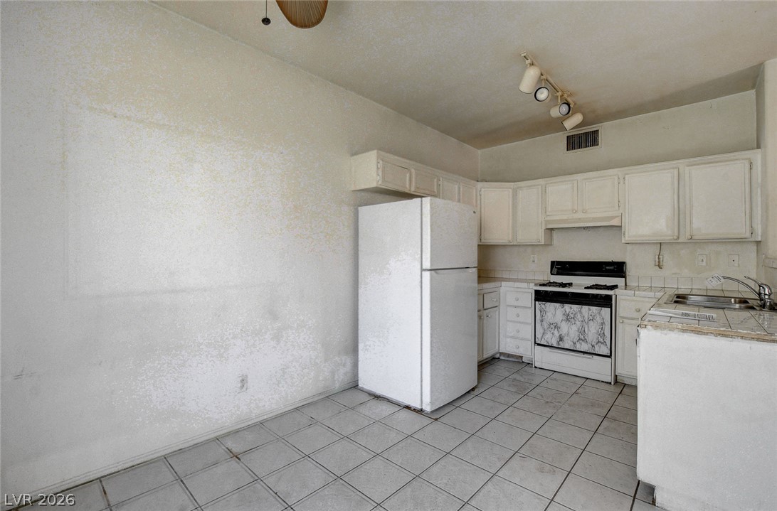Photo 11 of 32, 2110 Los Feliz Street #1023