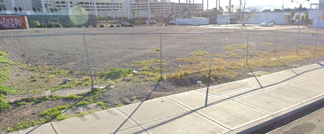 Photo 4 of 90 W Oakey Boulevard