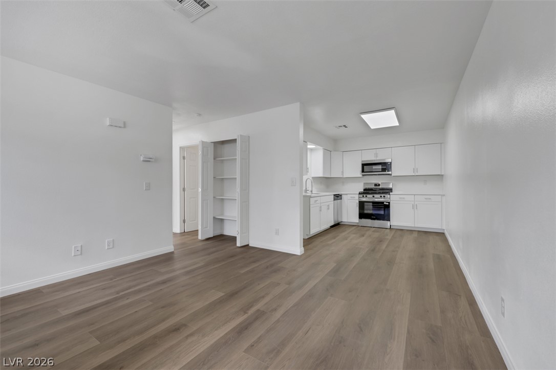 Photo 8 of 30, 2137 Petersham Court #C