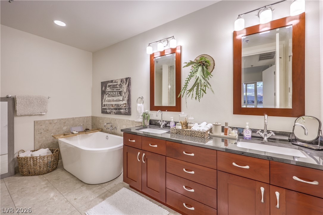 Photo 18 of 39, 4525 Dean Martin Drive #508