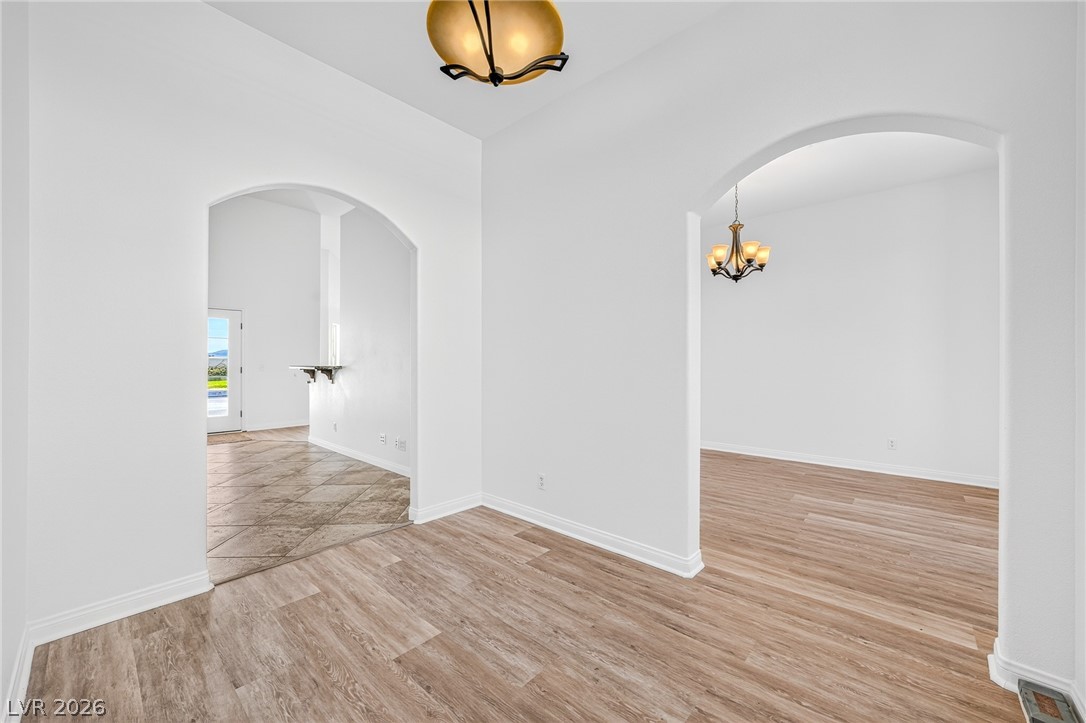 Photo 3 of 1371 E Elderberry Street