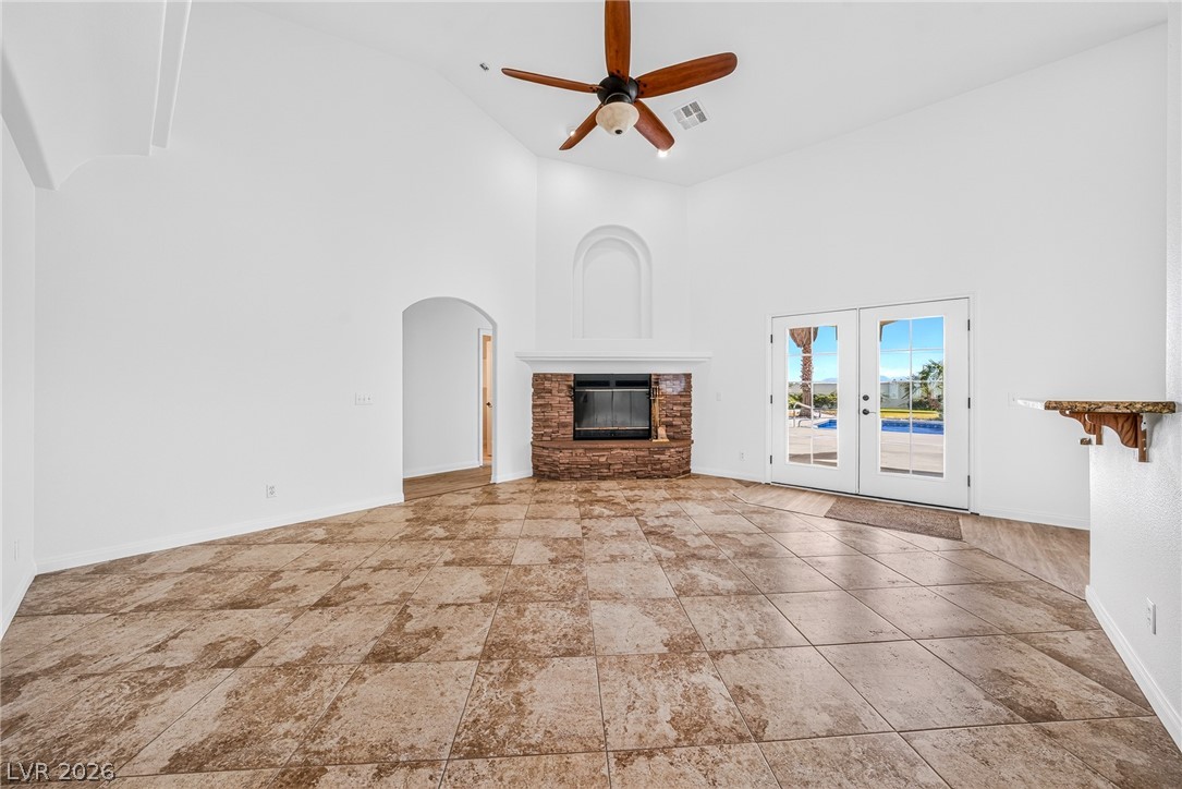 Photo 4 of 1371 E Elderberry Street