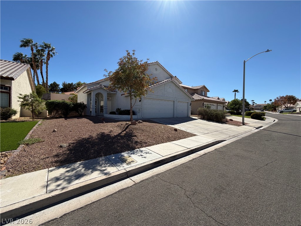 Photo 6 of 39, 1917 Altivo Drive