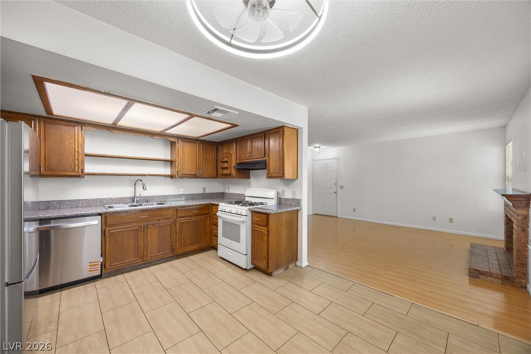 Photo 12 of 22, 5576 W Rochelle Avenue #23D