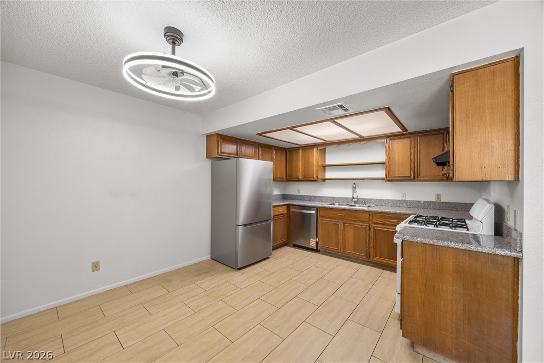 Photo 13 of 22, 5576 W Rochelle Avenue #23D