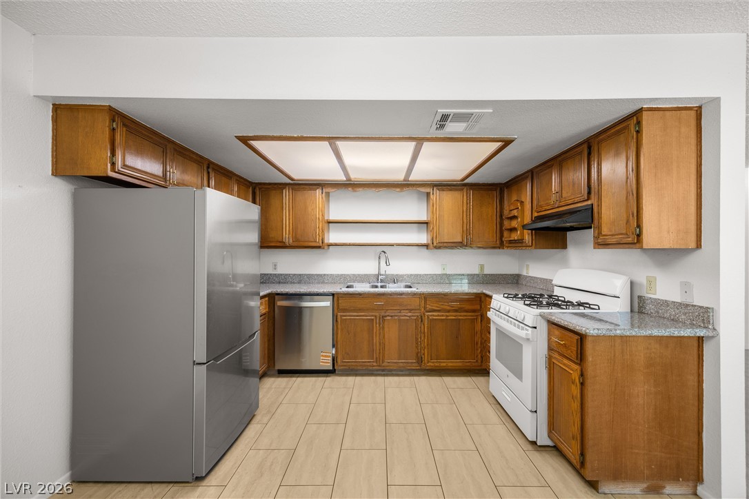 Photo 4 of 5576 W Rochelle Avenue #23D