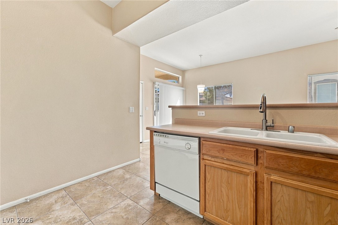 Photo 15 of 34, 2305 W Horizon Ridge Parkway #211