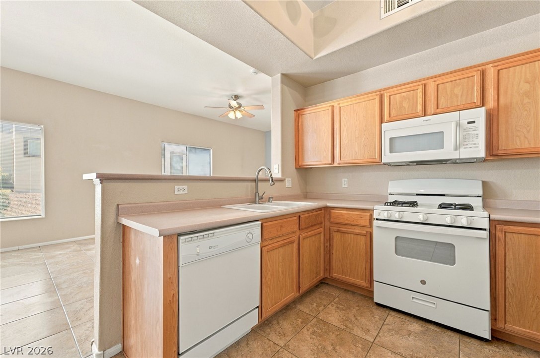 Photo 13 of 34, 2305 W Horizon Ridge Parkway #211