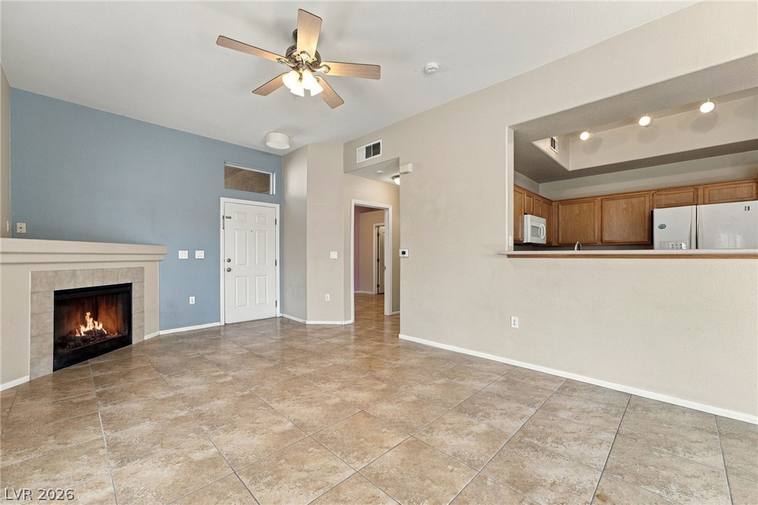 Photo 7 of 34, 2305 W Horizon Ridge Parkway #211