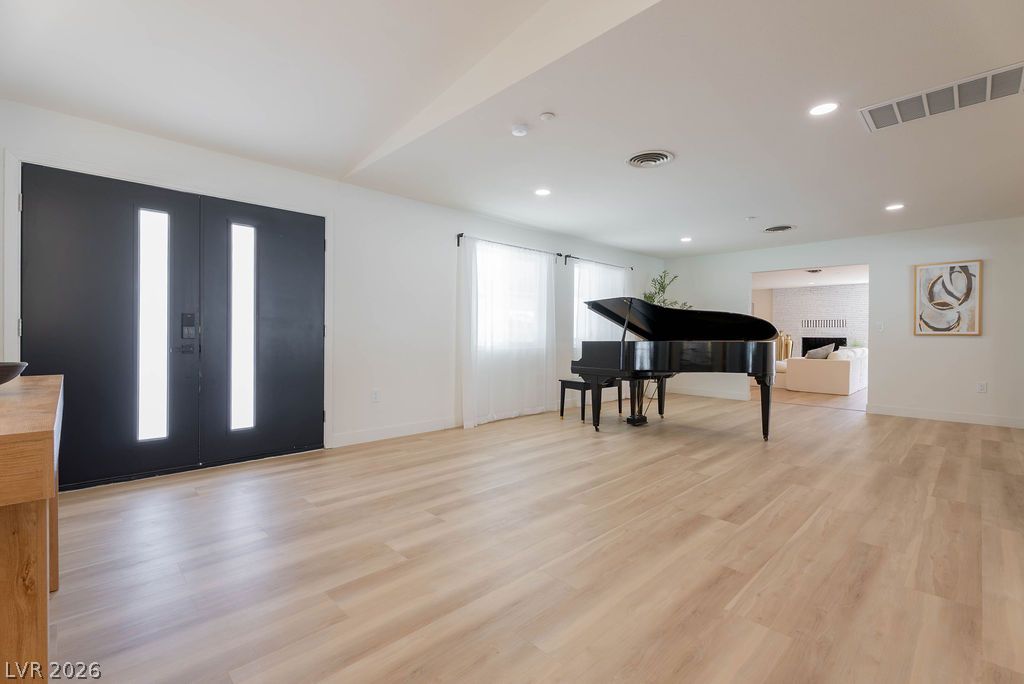 Photo 4 of 2106 W Oakey Boulevard