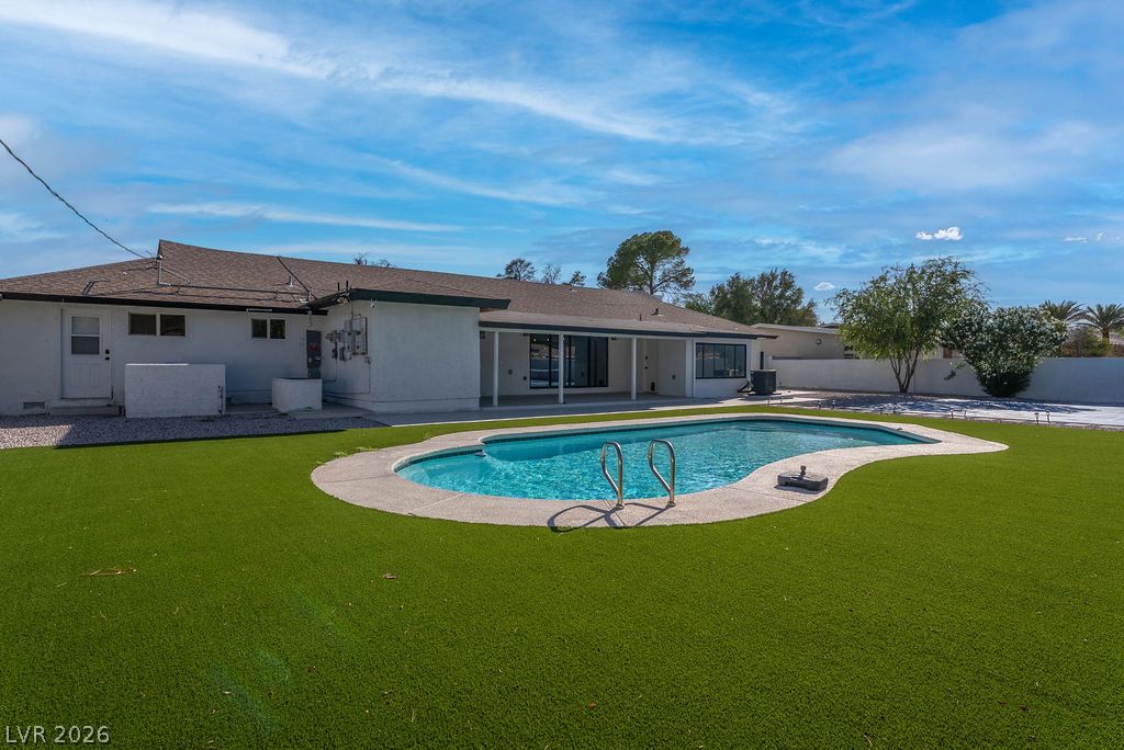 Photo 60 of 68, 2106 W Oakey Boulevard