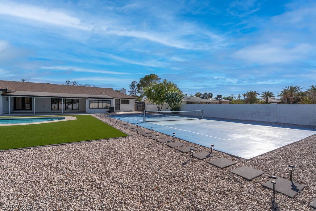 Photo 57 of 68, 2106 W Oakey Boulevard