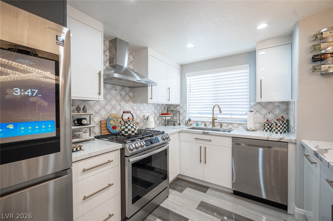 Photo 17 of 38, 3327 Erva Street #133