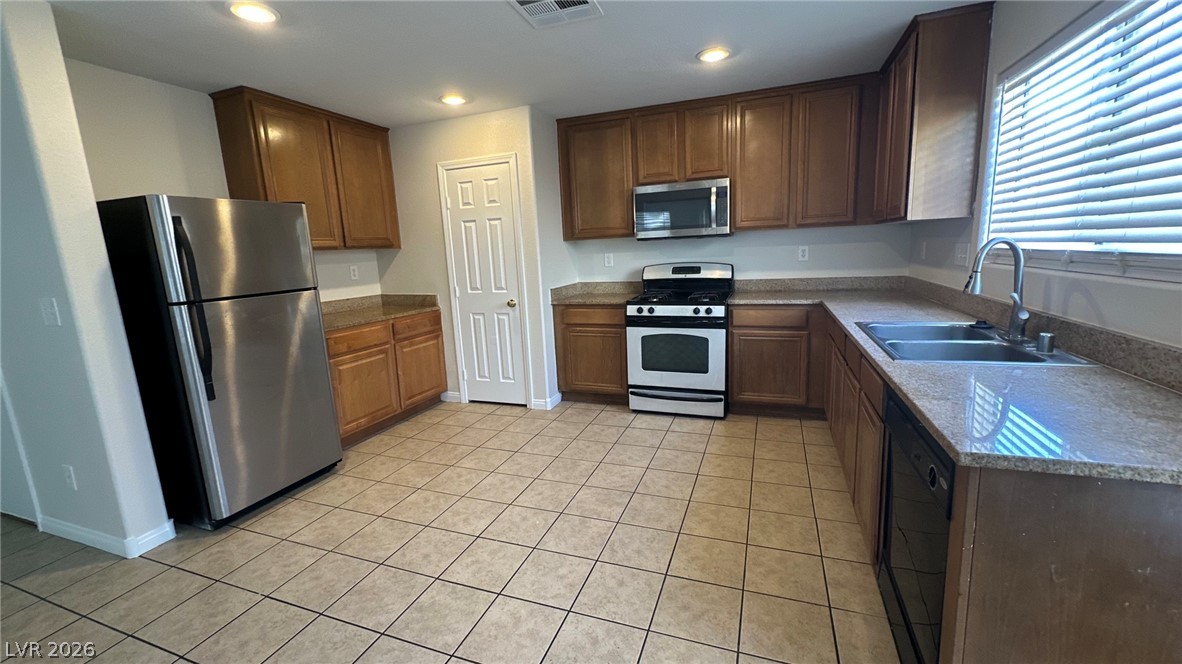 Photo 6 of 25, 102 Gilliflower Avenue
