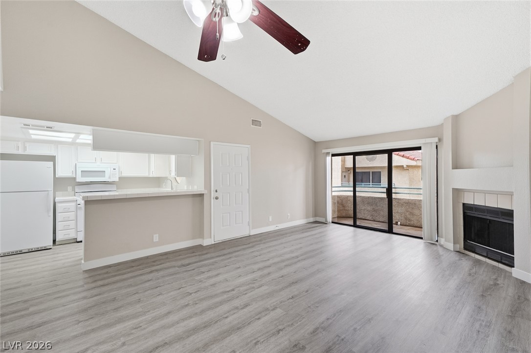 Photo 7 of 46, 830 N Sloan Lane #202