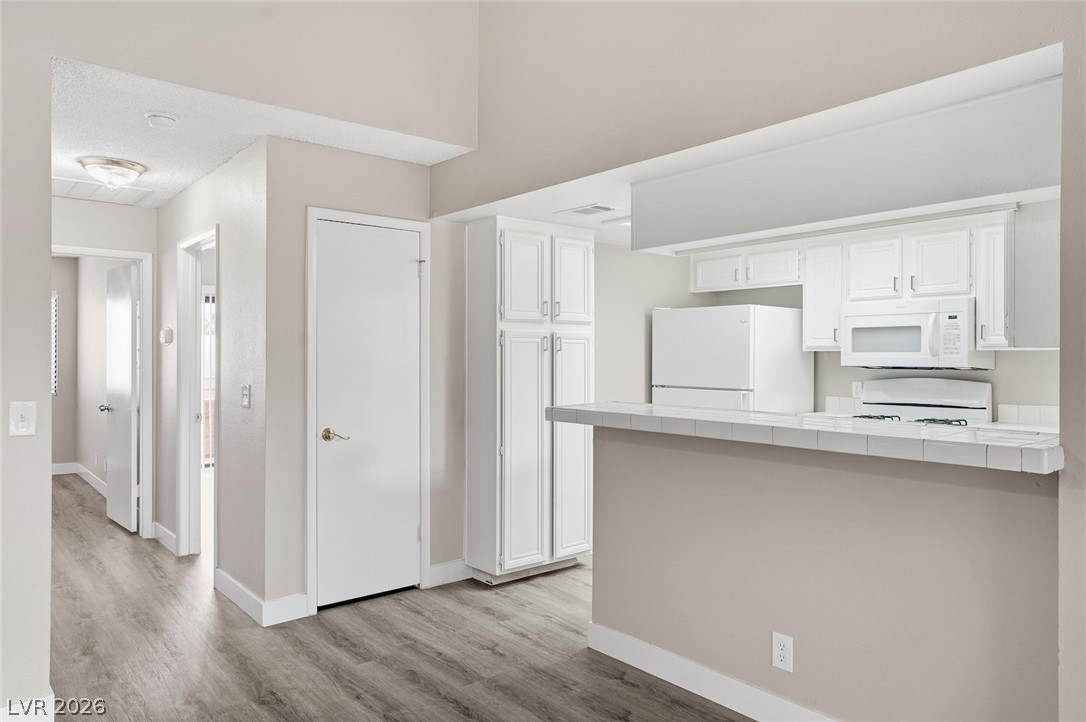 Photo 11 of 46, 830 N Sloan Lane #202