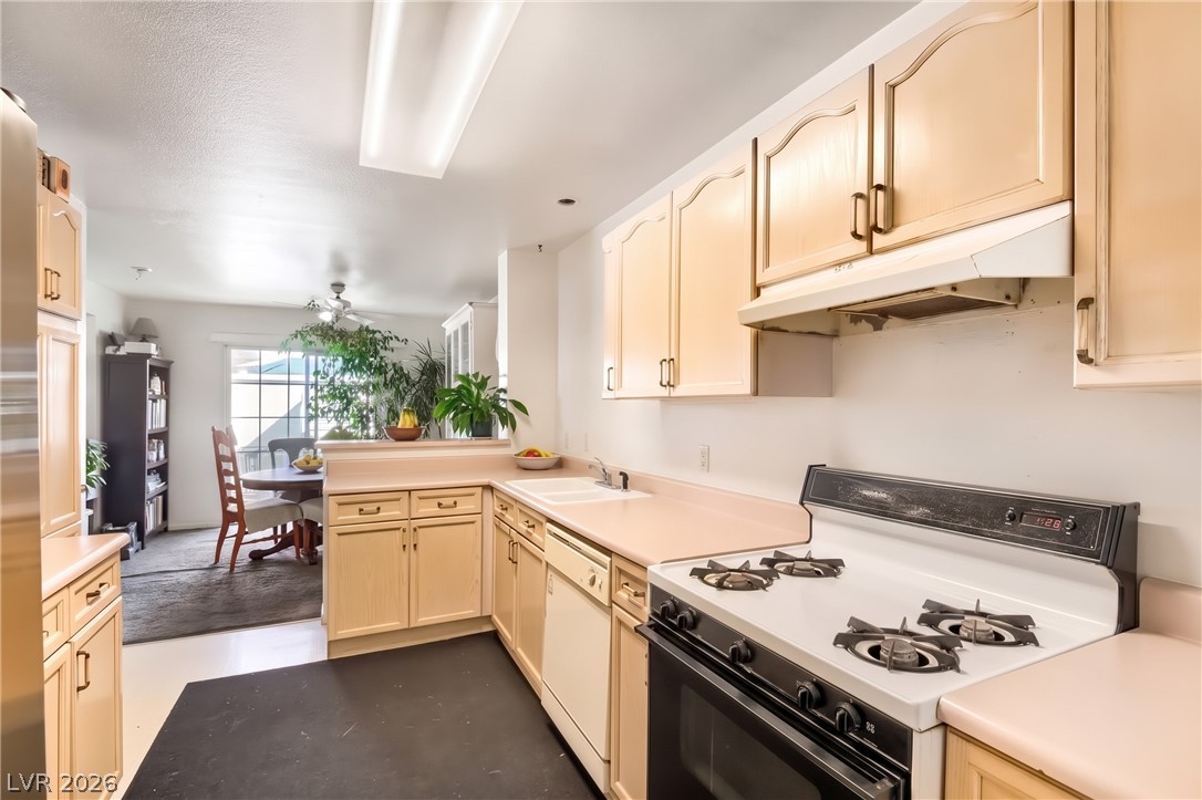 Photo 7 of 29, 7955 W Rochelle Avenue