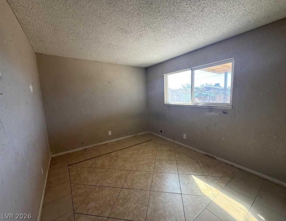 Photo 8 of 17, 851 W Carey Avenue