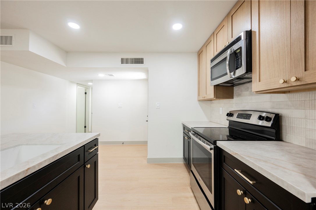 Photo 11 of 21, 412 Gilday Avenue