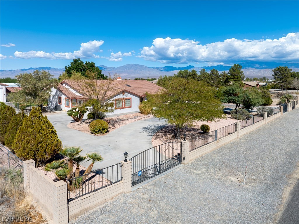 Photo 4 of 880 W Lupin Street