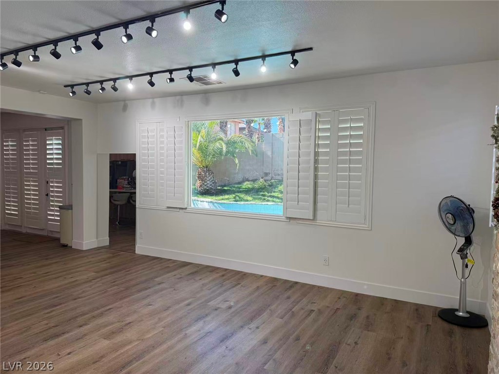 Photo 13 of 52, 605 Runbridge Street
