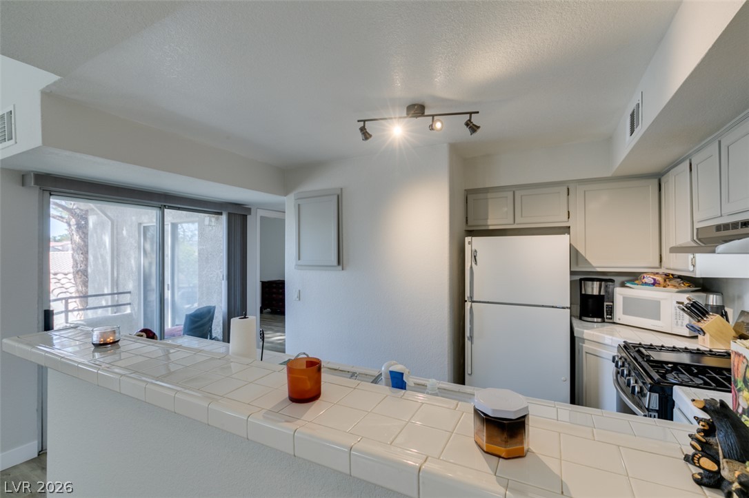 Photo 19 of 37, 2251 Wigwam Parkway #723
