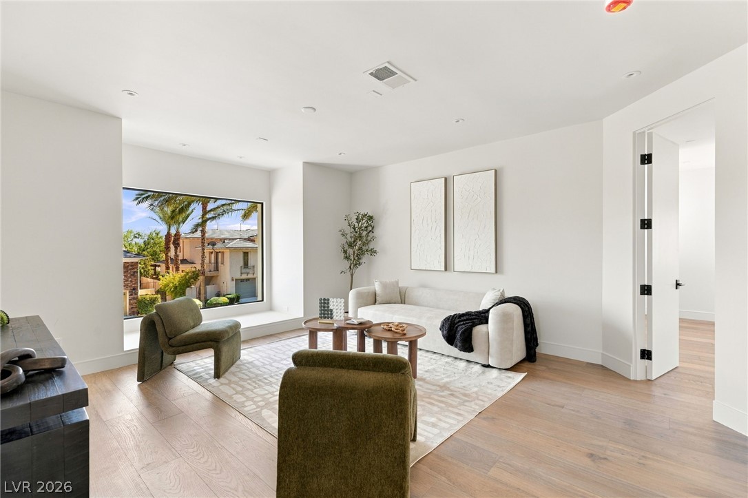 Photo 17 of 35, 301 N Royal Ascot Drive