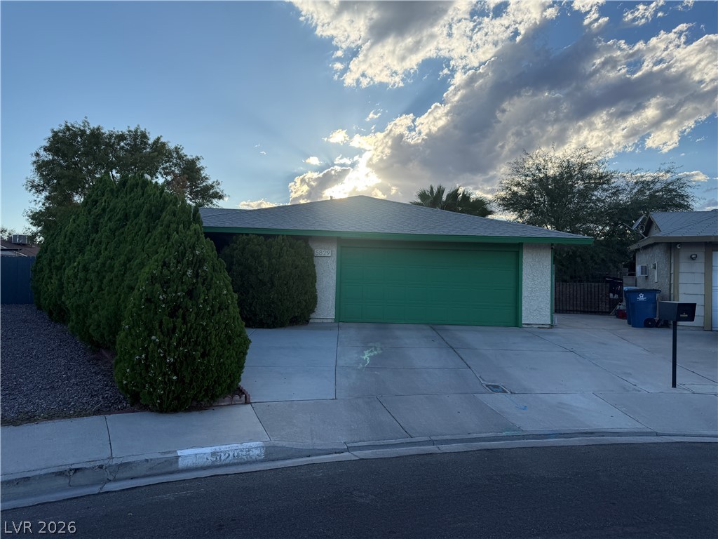 5829 Halfmoon Way, Las Vegas 89108