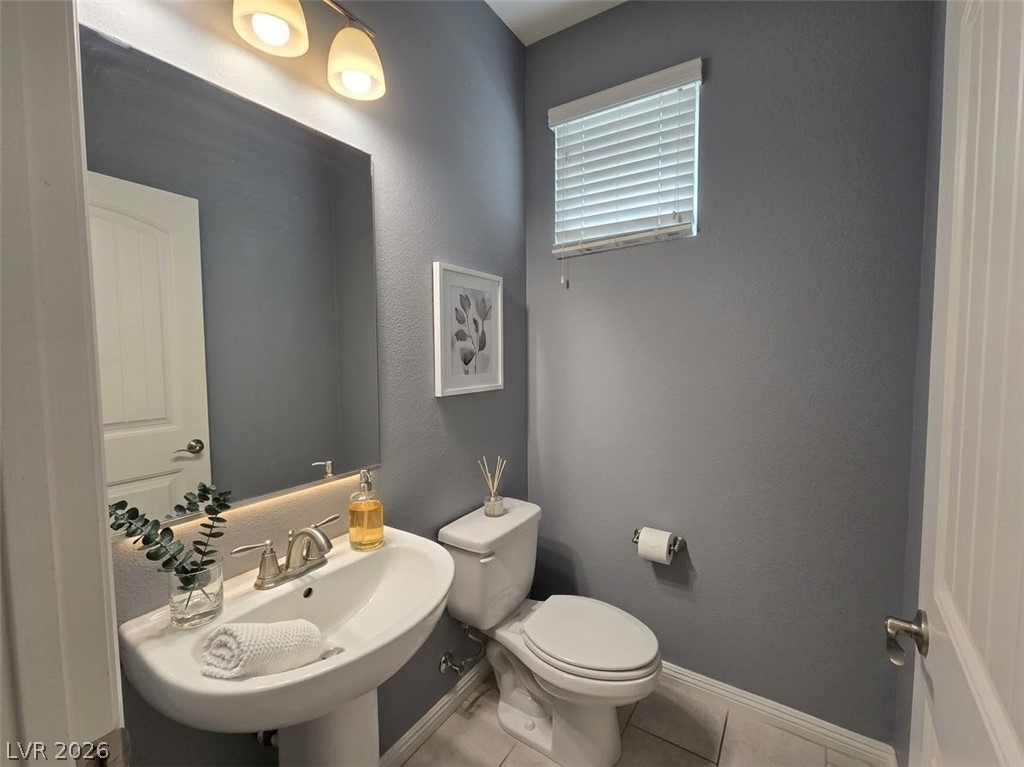Photo 8 of 25, 2926 Tremont Avenue