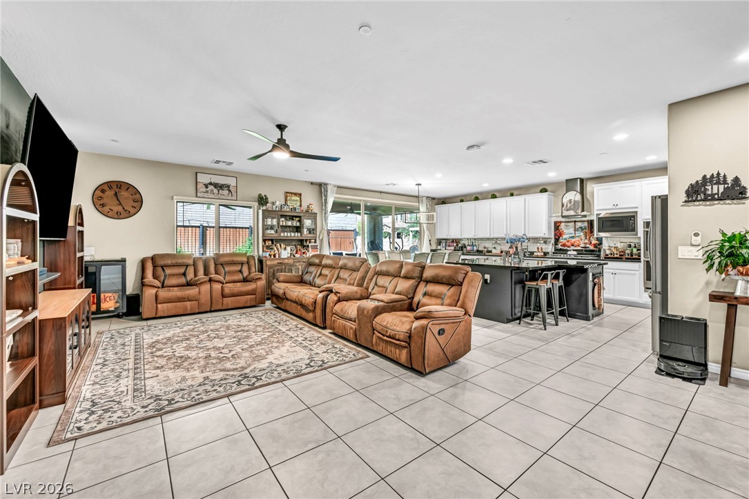 Photo 3 of 989 Alverstone Court