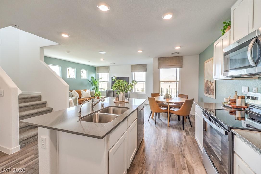 Photo 13 of 33, 923 Black Heron Street