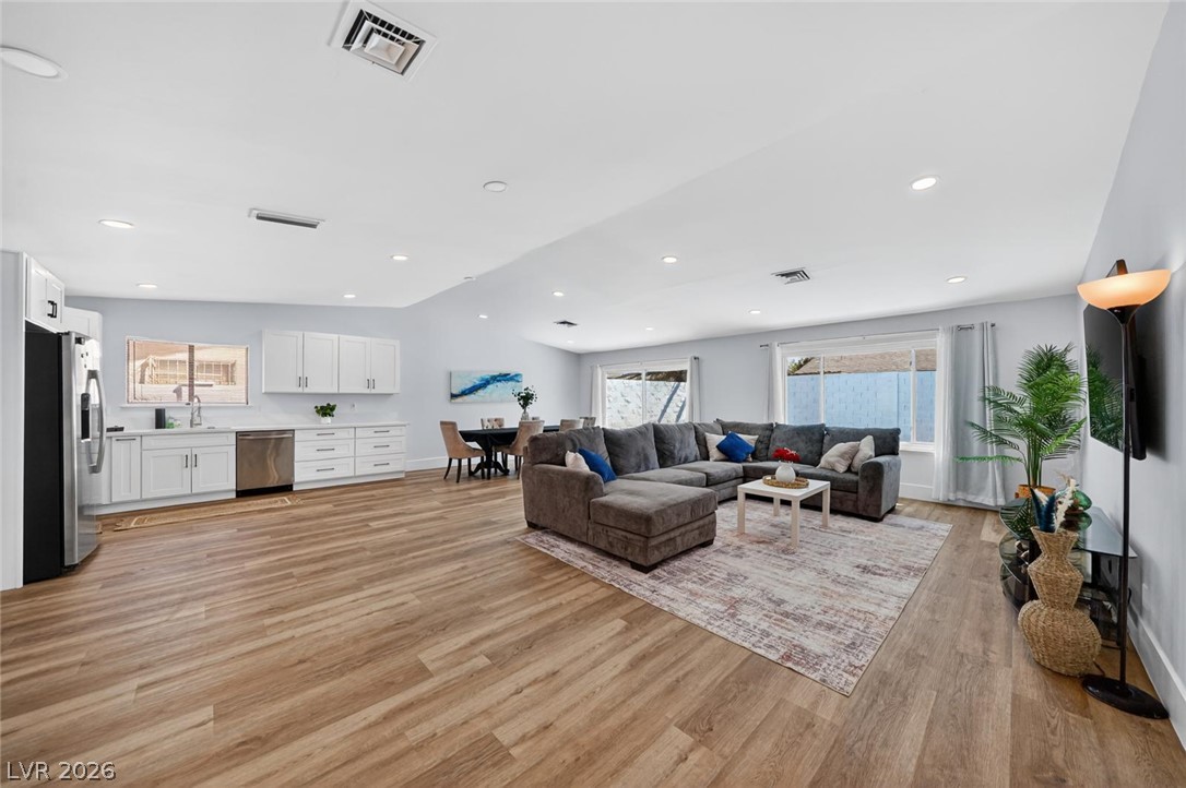 Photo 5 of 6191 Bullion Boulevard