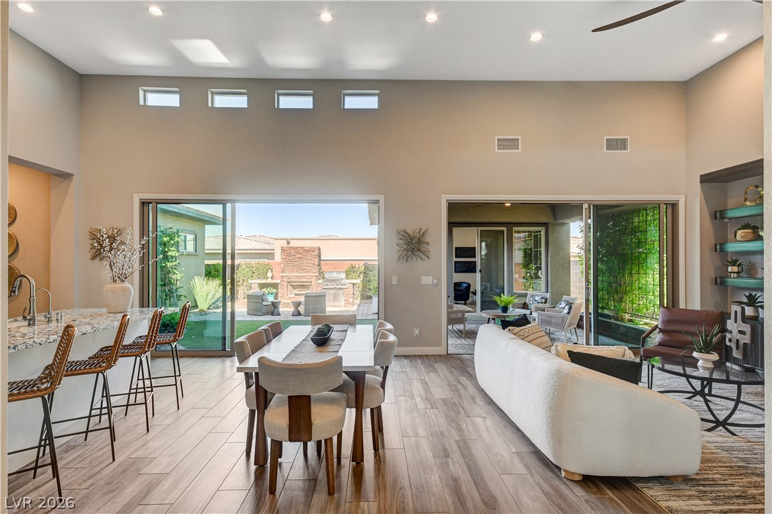 Photo 5 of 6706 Desert Crimson Street