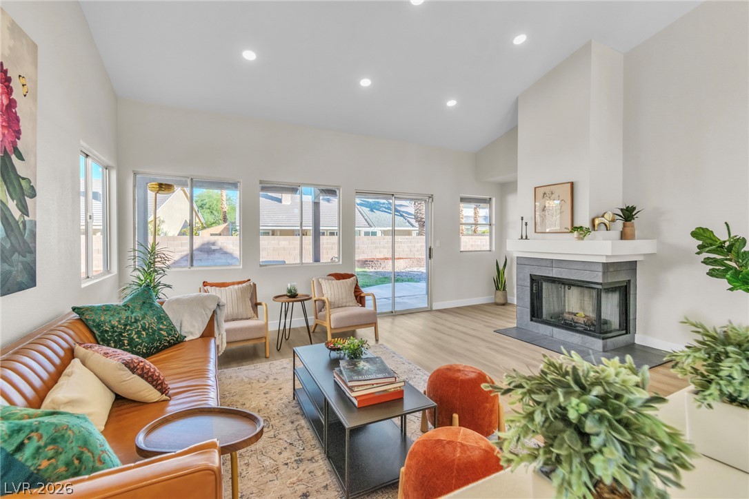 Photo 3 of 322 Redondo Street