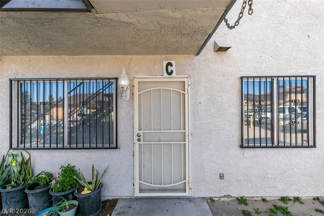 Photo 13 of 37, 1641 N Lamont Street