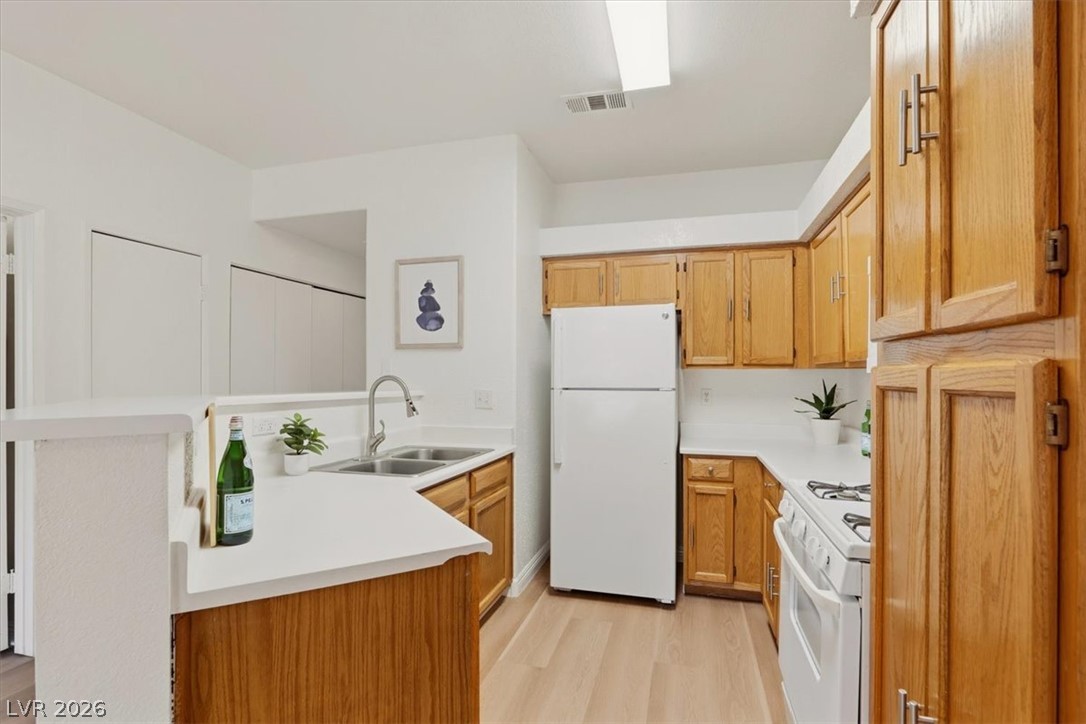 Photo 12 of 35, 5415 W Harmon Avenue #1075