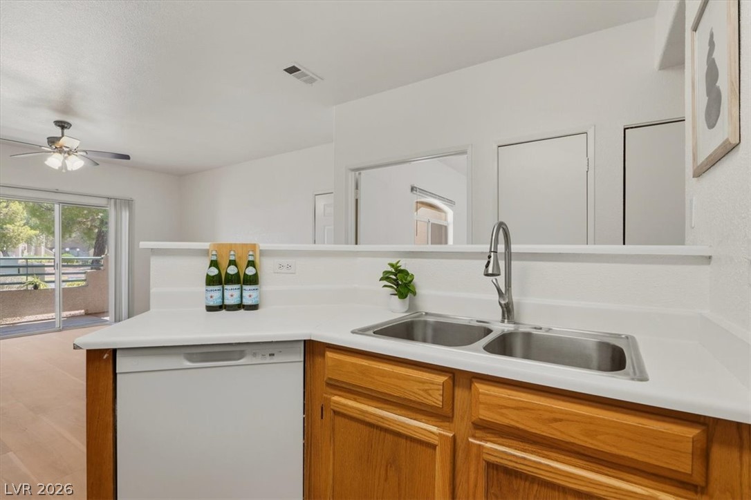 Photo 14 of 35, 5415 W Harmon Avenue #1075